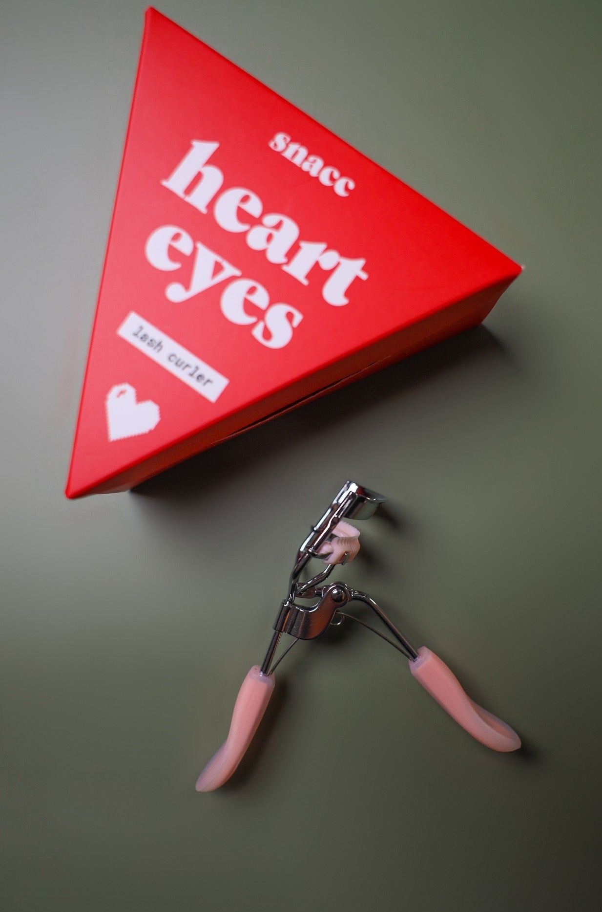 HEART EYES EYELASH CURLER WITH LASH COMB - snacc cosmetics®