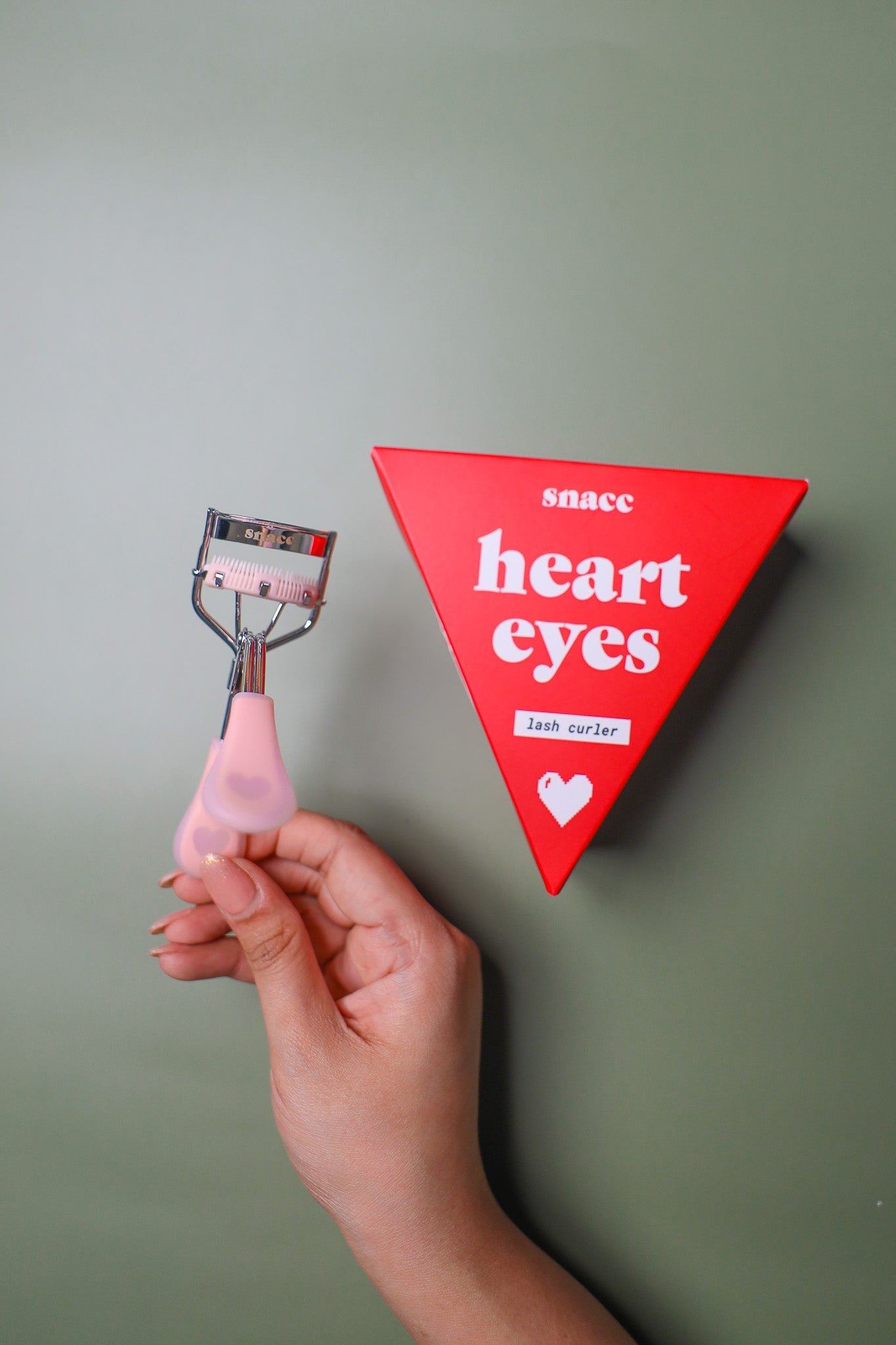 HEART EYES EYELASH CURLER WITH LASH COMB - snacc cosmetics®