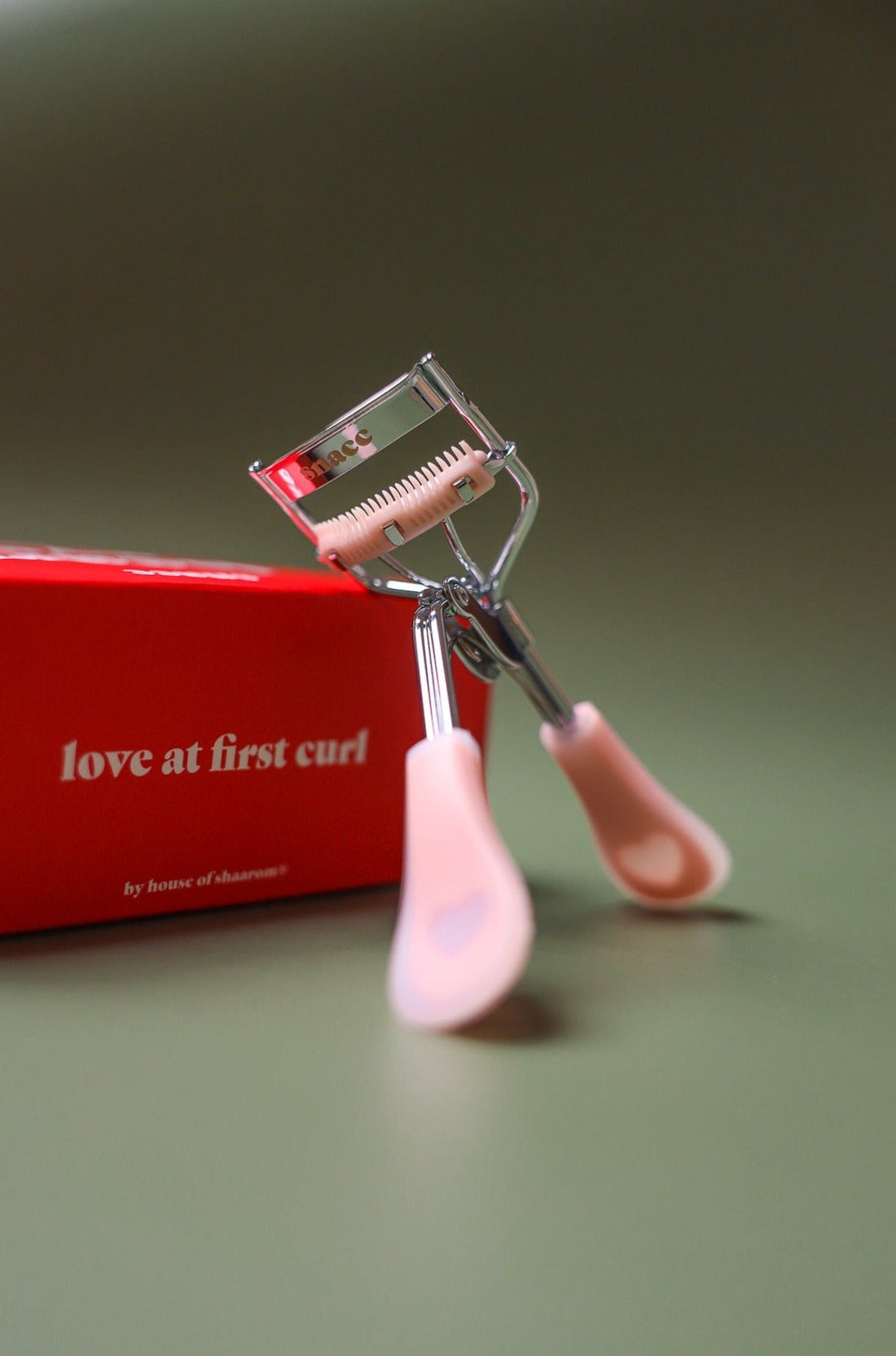 HEART EYES EYELASH CURLER WITH LASH COMB - snacc cosmetics®